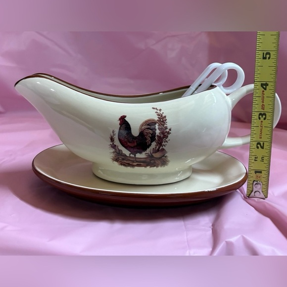 🔻Vintage🔻 NWOT, Gravy Sauce Boat & Napkin Holder Set, Beige & Burgundy 🐔 - Picture 11 of 13